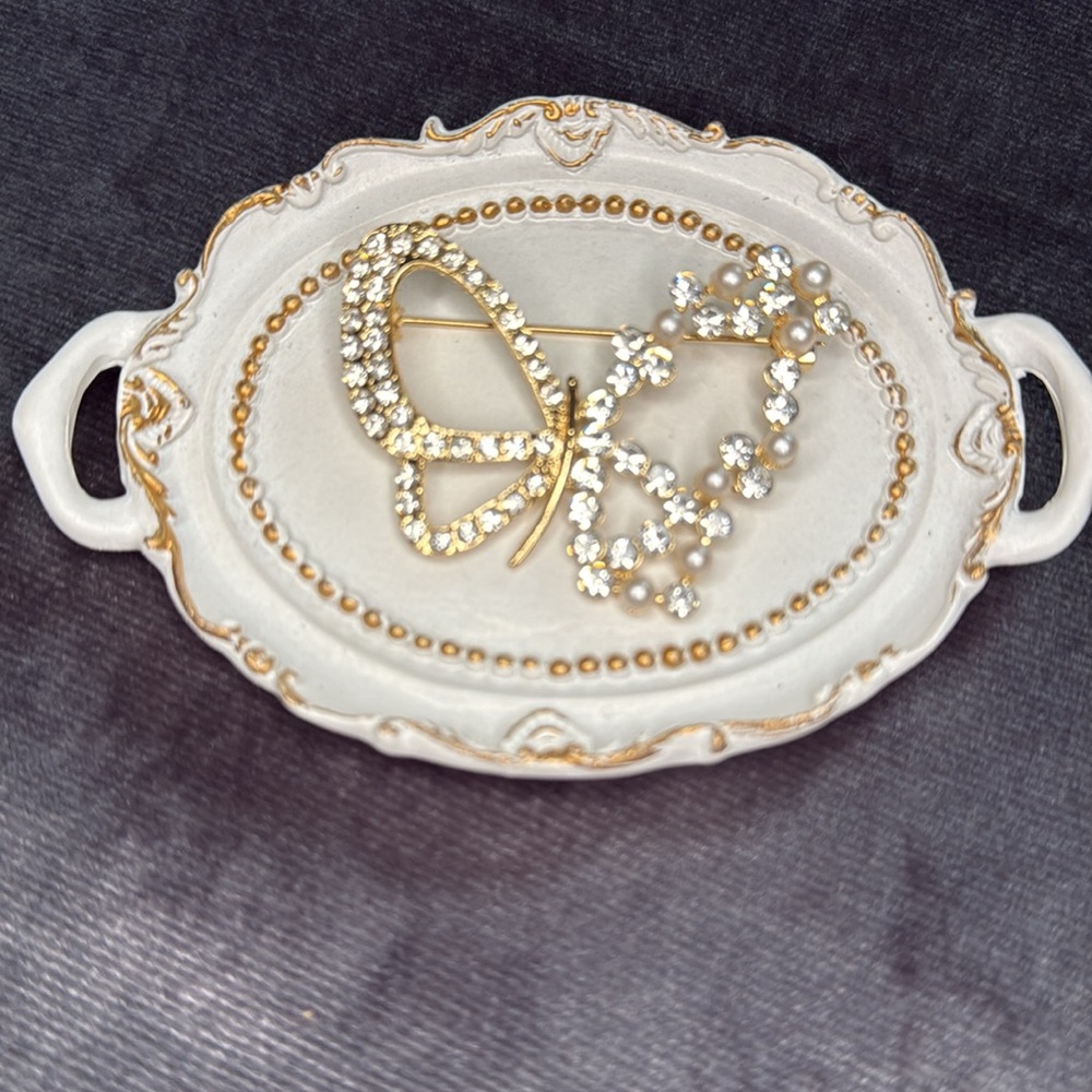 Elegant Gold and Pearl Butterfly Brooch